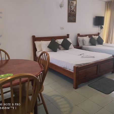 Oasis Beach Resort Негомбо Екстериор снимка