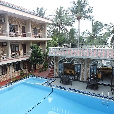 Oasis Beach Resort Негомбо Екстериор снимка