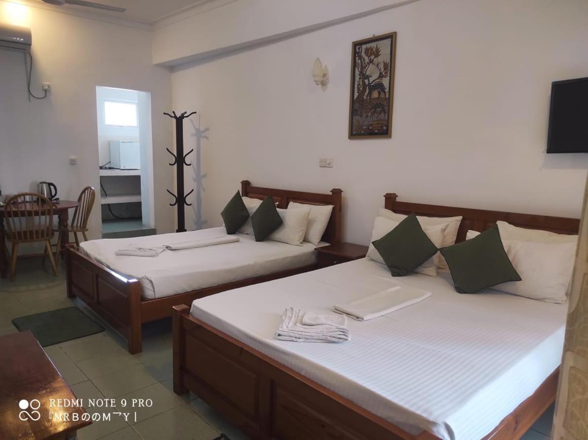 Oasis Beach Resort Негомбо Екстериор снимка