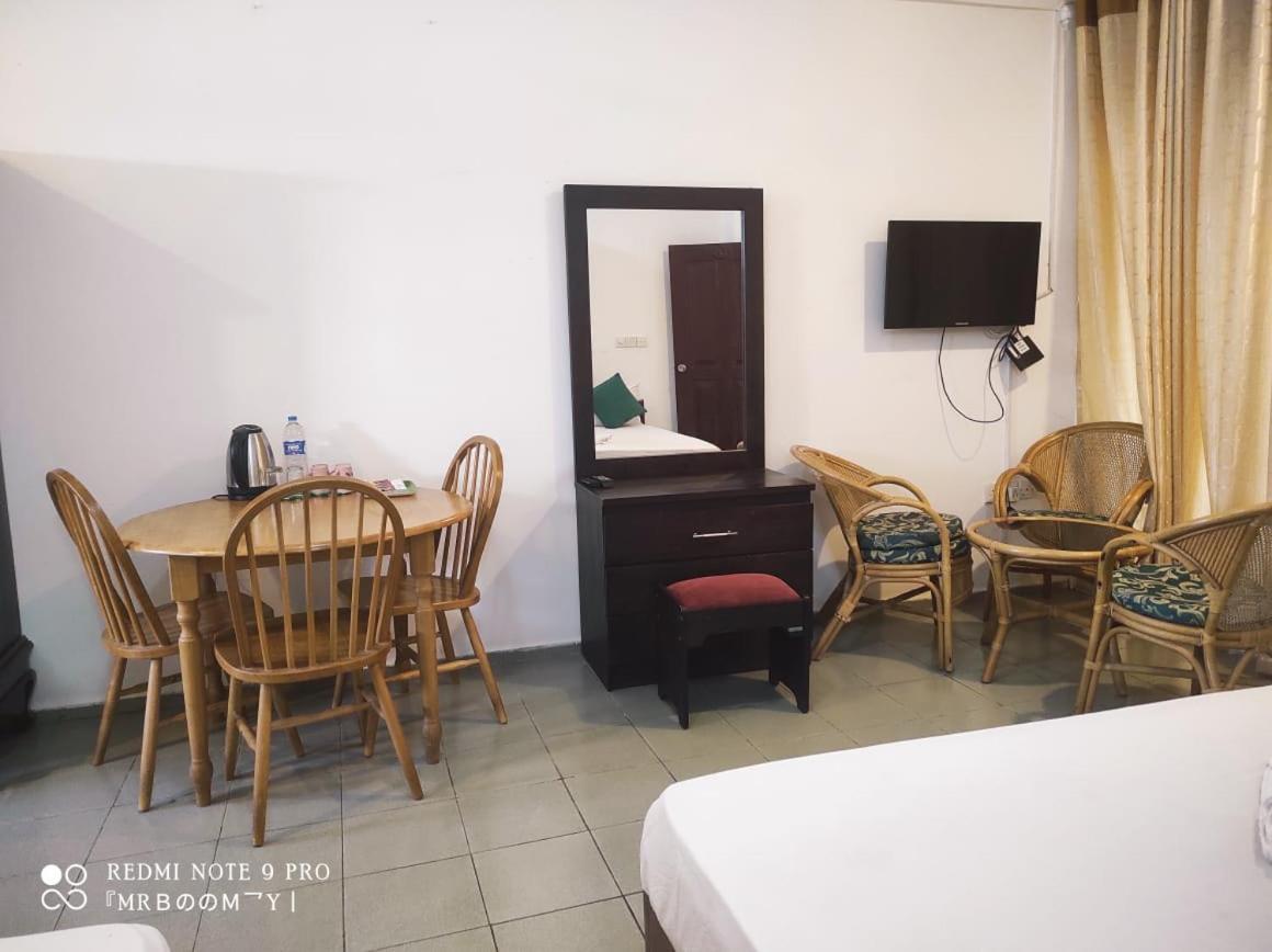 Oasis Beach Resort Негомбо Екстериор снимка