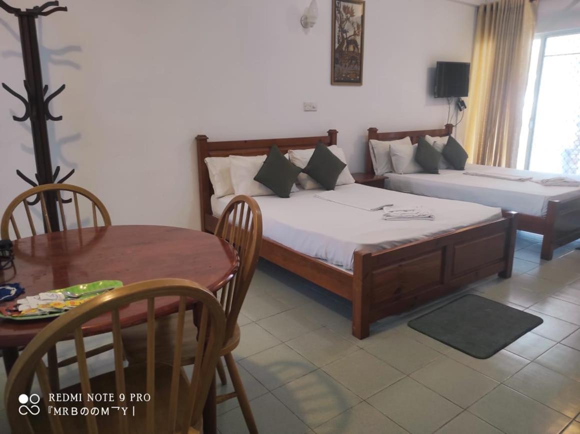 Oasis Beach Resort Негомбо Екстериор снимка