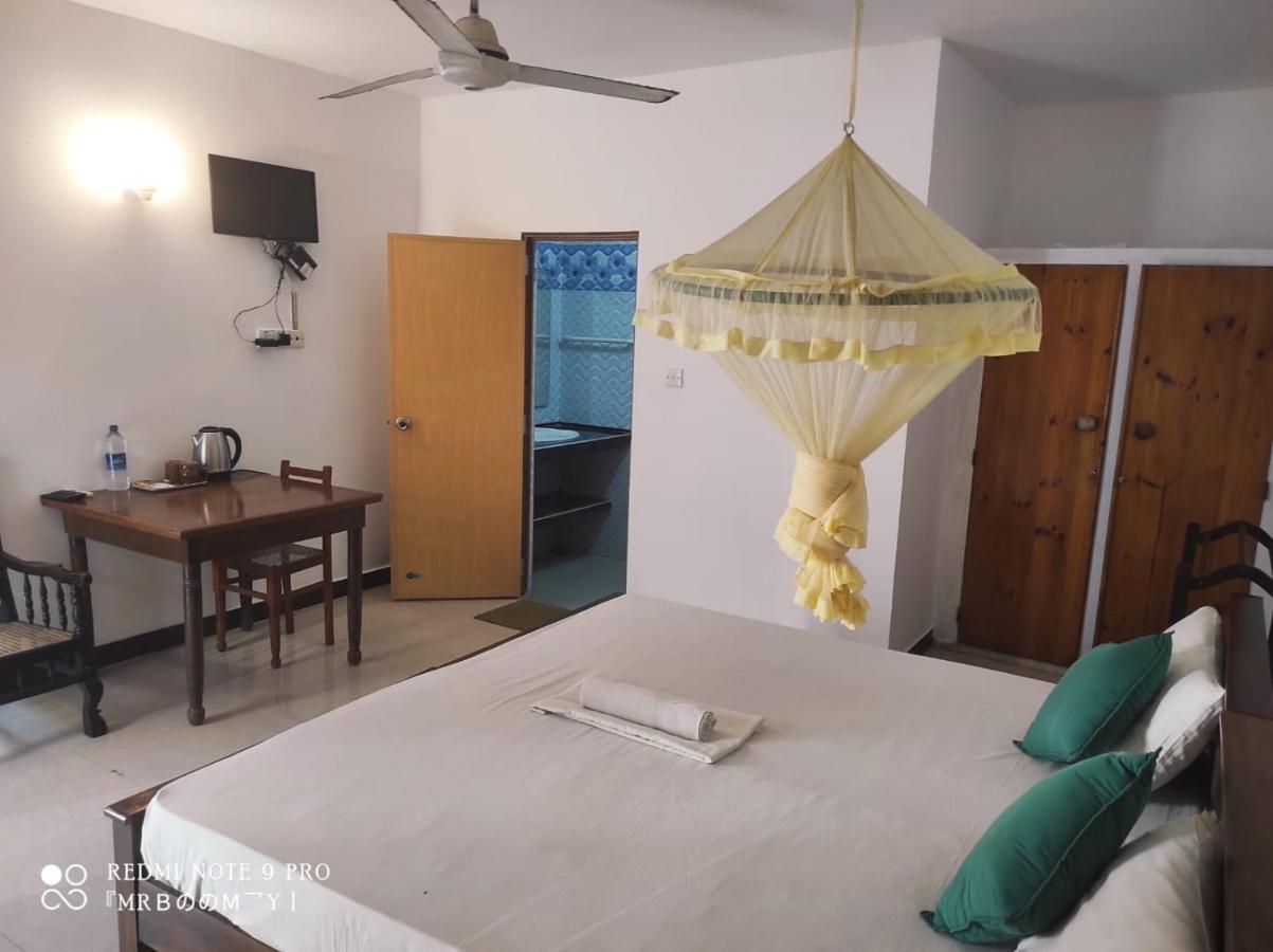 Oasis Beach Resort Негомбо Екстериор снимка