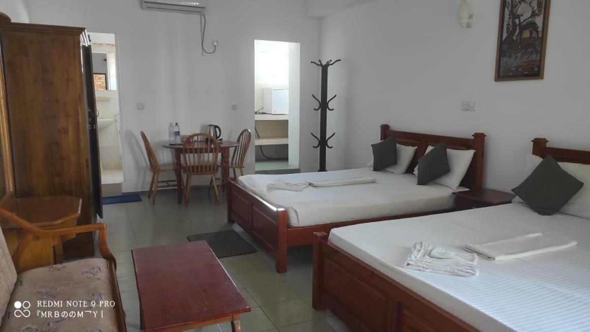 Oasis Beach Resort Негомбо Екстериор снимка