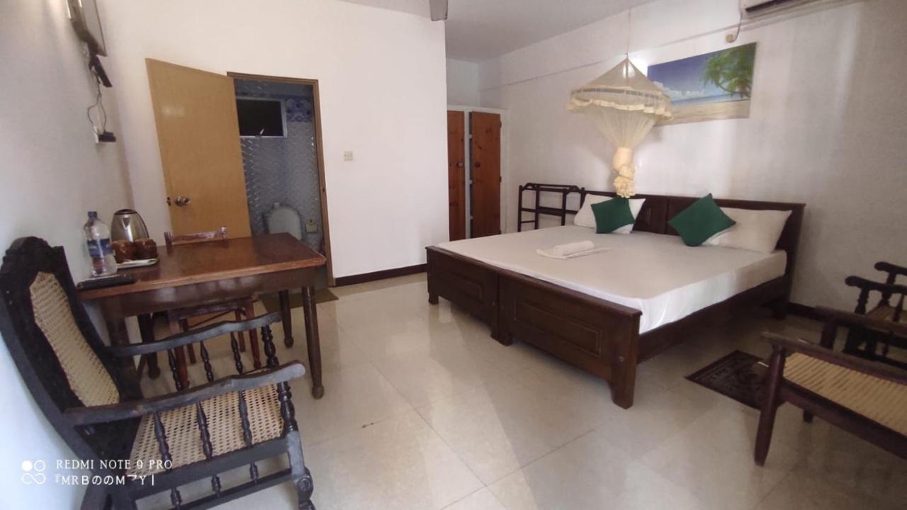 Oasis Beach Resort Негомбо Екстериор снимка
