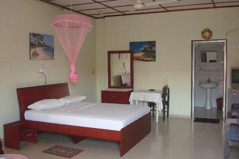 Oasis Beach Resort Негомбо Екстериор снимка