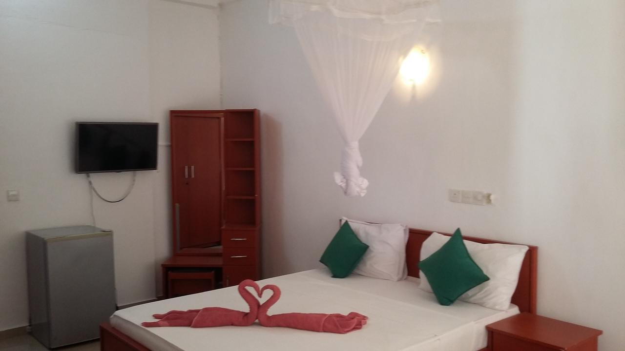 Oasis Beach Resort Негомбо Екстериор снимка