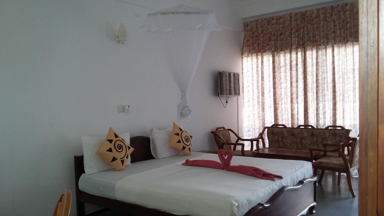 Oasis Beach Resort Негомбо Екстериор снимка