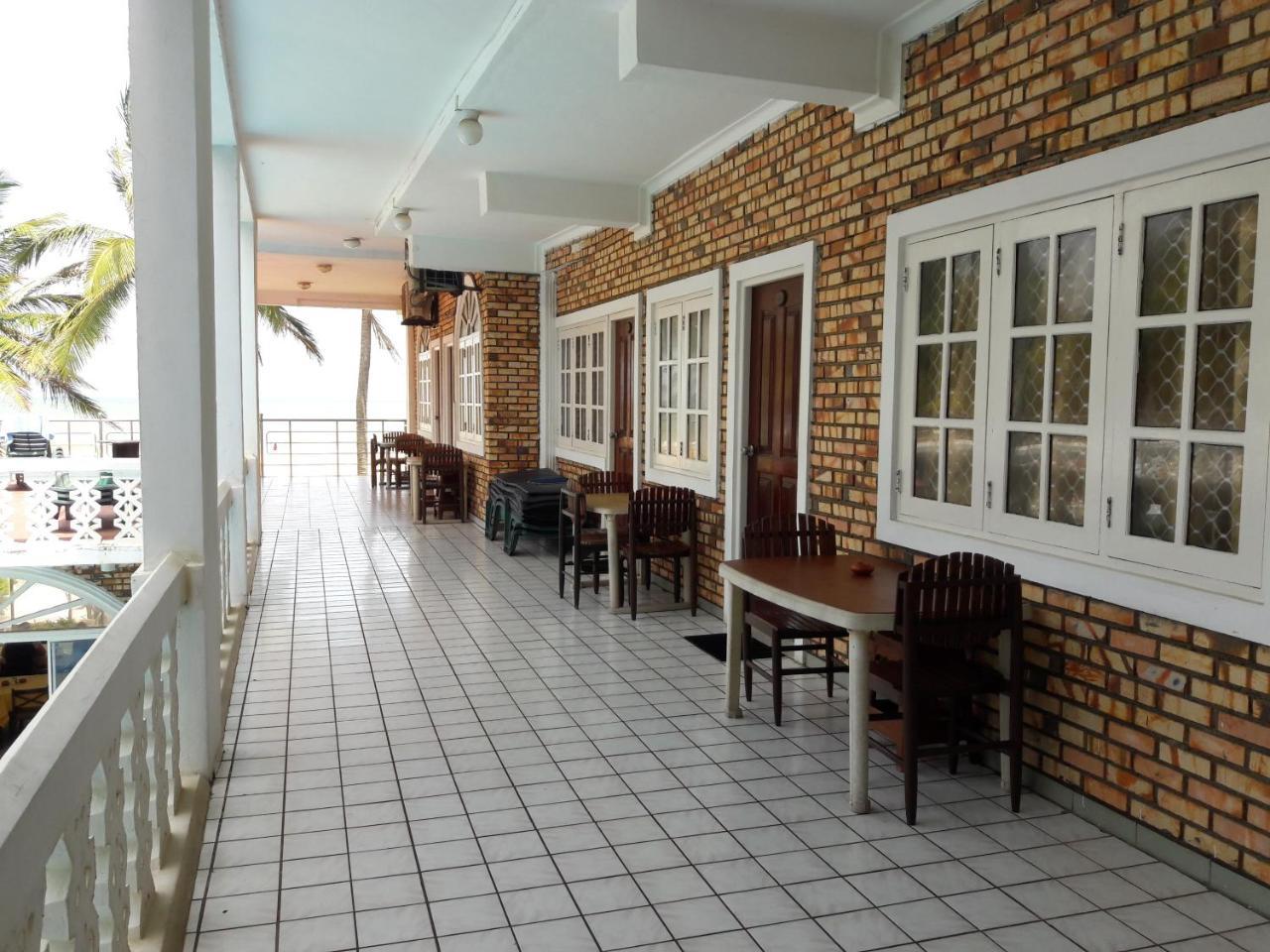 Oasis Beach Resort Негомбо Екстериор снимка